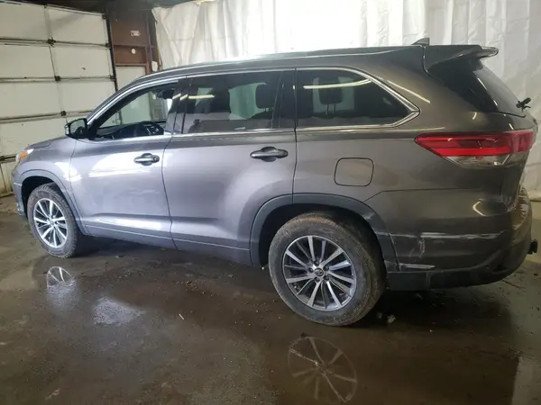 5TDKZRFH0HS215905 2017 TOYOTA HIGHLANDER - Image 2