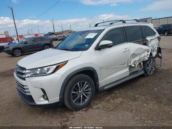 5TDKZRFH0HS509613 2017 TOYOTA HIGHLANDER - Image 2