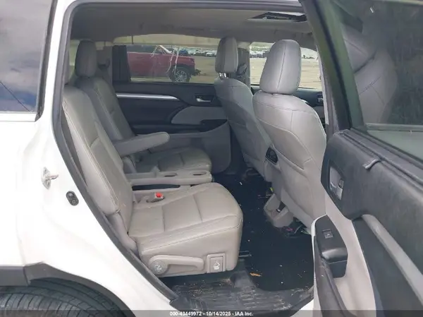 5TDKZRFH0HS509613 2017 TOYOTA HIGHLANDER - Image 8