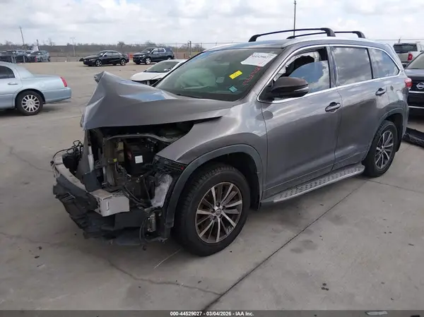 5TDKZRFH0HS513788 2017 TOYOTA HIGHLANDER - Image 2