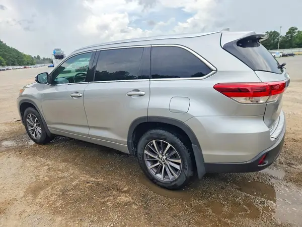 5TDKZRFH0HS514228 2017 TOYOTA HIGHLANDER - Image 2