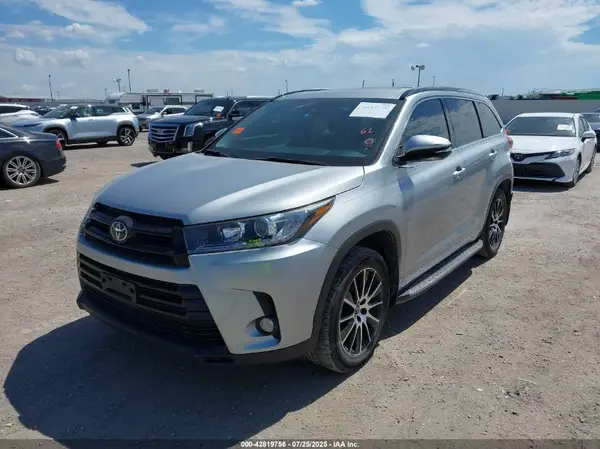 5TDKZRFH0HS516805 2017 TOYOTA HIGHLANDER - Image 2