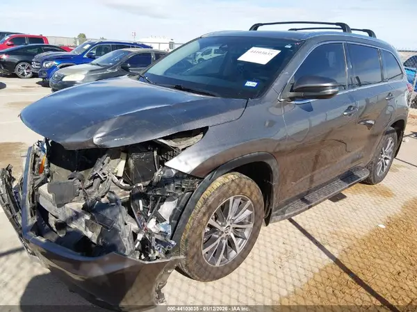 5TDKZRFH0HS519770 2017 TOYOTA HIGHLANDER - Image 2