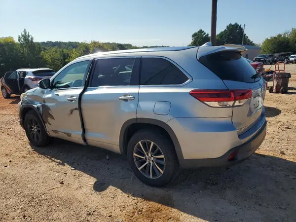 5TDKZRFH0HS520112 2017 TOYOTA HIGHLANDER - Image 2