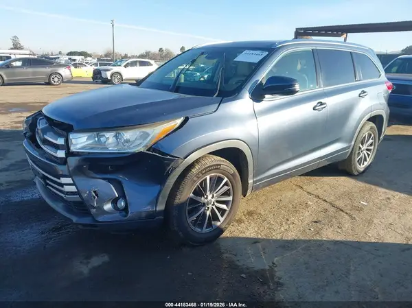 5TDKZRFH0HS524774 2017 TOYOTA HIGHLANDER - Image 2