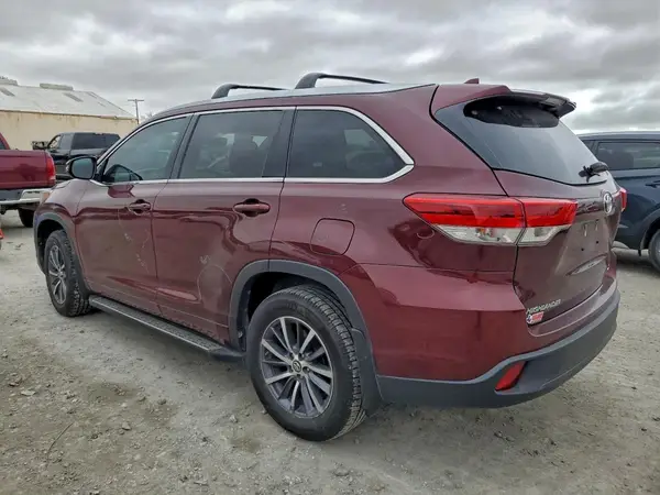 5TDKZRFH0JS257786 2018 TOYOTA HIGHLANDER - Image 2