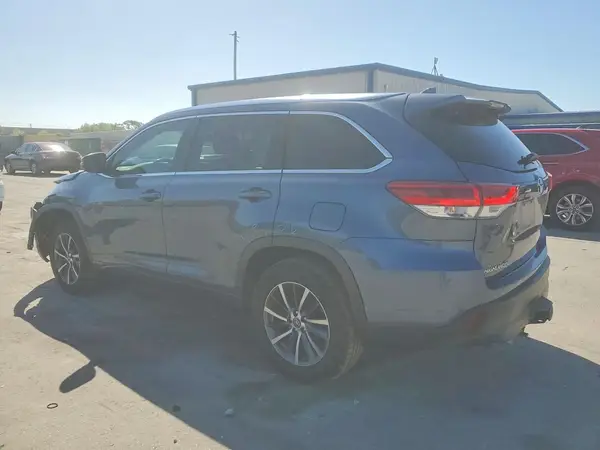 5TDKZRFH0JS259053 2018 TOYOTA HIGHLANDER - Image 2