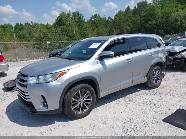 5TDKZRFH0JS260168 2018 TOYOTA HIGHLANDER - Image 2