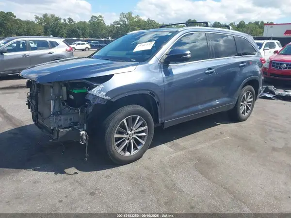 5TDKZRFH0JS266519 2018 TOYOTA HIGHLANDER - Image 2