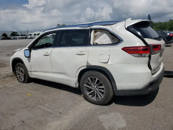 5TDKZRFH0JS268979 2018 TOYOTA HIGHLANDER - Image 2