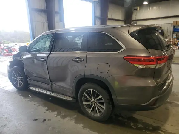 5TDKZRFH0JS279187 2018 TOYOTA HIGHLANDER - Image 2