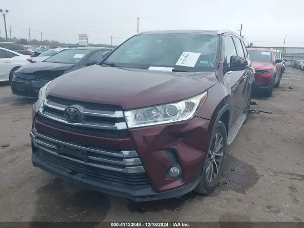 5TDKZRFH0JS281263 2018 TOYOTA HIGHLANDER - Image 2