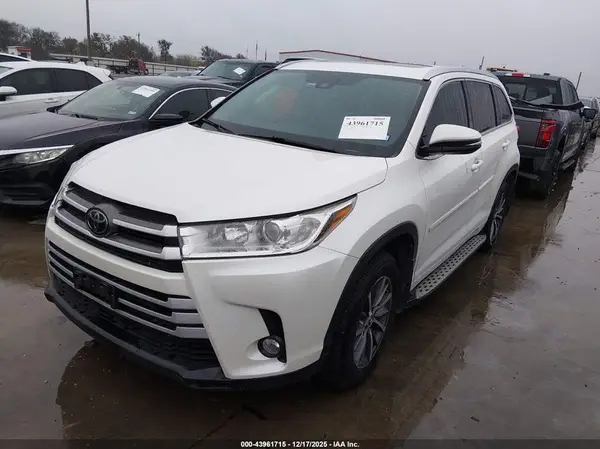 5TDKZRFH0JS282686 2018 TOYOTA HIGHLANDER - Image 2