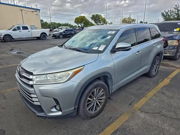 5TDKZRFH0JS284115 2018 TOYOTA HIGHLANDER - Image 2