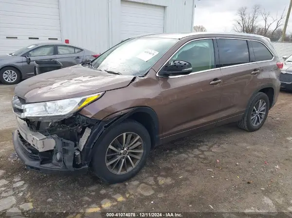 5TDKZRFH0JS289069 2018 TOYOTA HIGHLANDER - Image 2