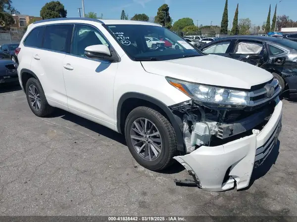 5TDKZRFH0JS527700 2018 TOYOTA HIGHLANDER - Image 1