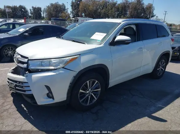5TDKZRFH0JS527700 2018 TOYOTA HIGHLANDER - Image 2