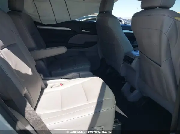 5TDKZRFH0JS527700 2018 TOYOTA HIGHLANDER - Image 8