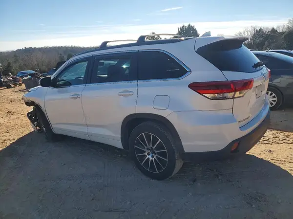 5TDKZRFH0JS528846 2018 TOYOTA HIGHLANDER - Image 2