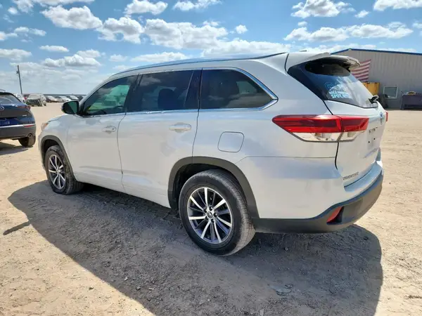 5TDKZRFH0JS531164 2018 TOYOTA HIGHLANDER - Image 2