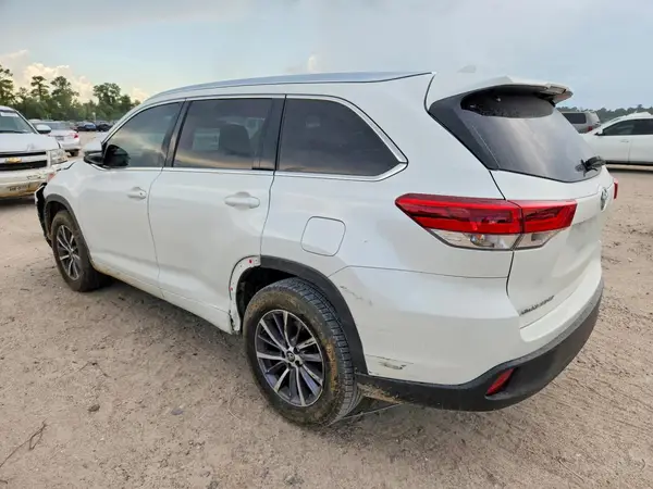 5TDKZRFH0JS531438 2018 TOYOTA HIGHLANDER - Image 2