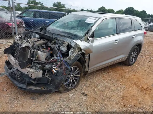5TDKZRFH0JS531813 2018 TOYOTA HIGHLANDER - Image 2