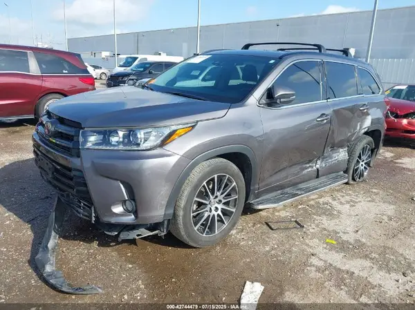5TDKZRFH0JS533433 2018 TOYOTA HIGHLANDER - Image 2