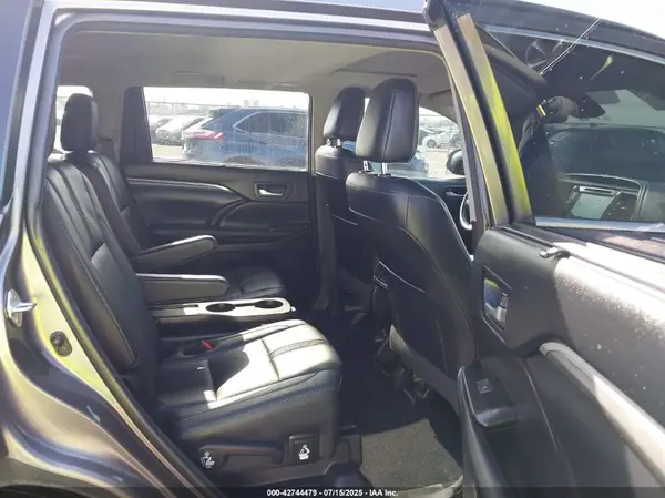 5TDKZRFH0JS533433 2018 TOYOTA HIGHLANDER - Image 8