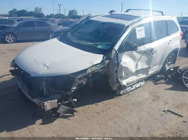 5TDKZRFH0JS533562 2018 TOYOTA HIGHLANDER - Image 2
