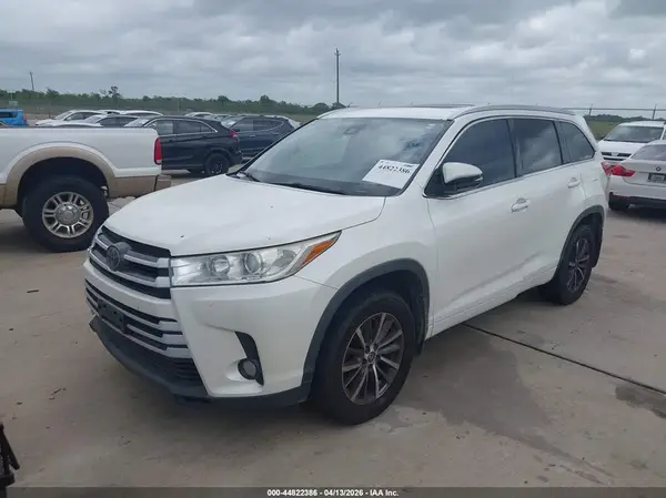 5TDKZRFH0JS533755 2018 TOYOTA HIGHLANDER - Image 2