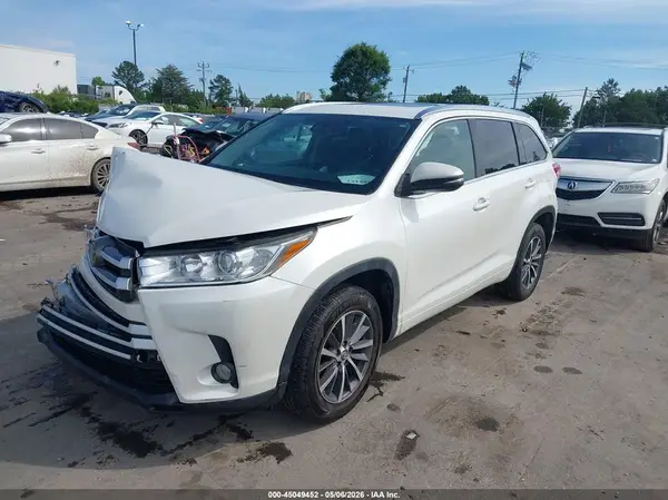 5TDKZRFH0JS537059 2018 TOYOTA HIGHLANDER - Image 2