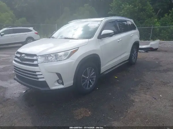 5TDKZRFH0JS538325 2018 TOYOTA HIGHLANDER - Image 2