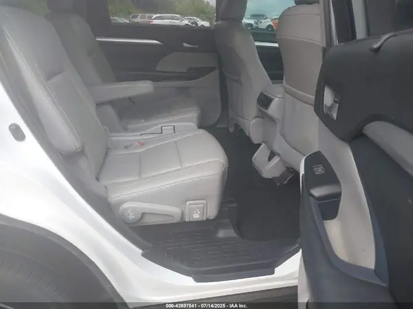 5TDKZRFH0JS538325 2018 TOYOTA HIGHLANDER - Image 8