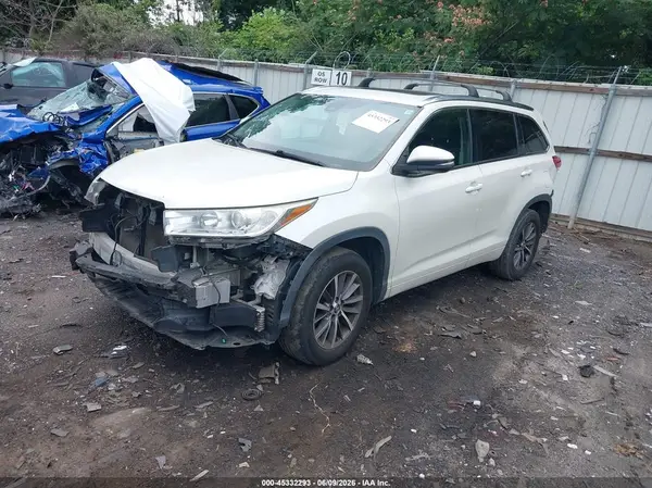 5TDKZRFH0JS539085 2018 TOYOTA HIGHLANDER - Image 2