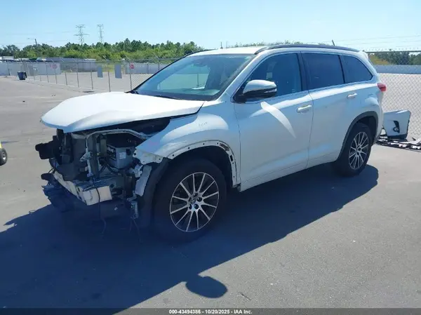 5TDKZRFH0JS539636 2018 TOYOTA HIGHLANDER - Image 2