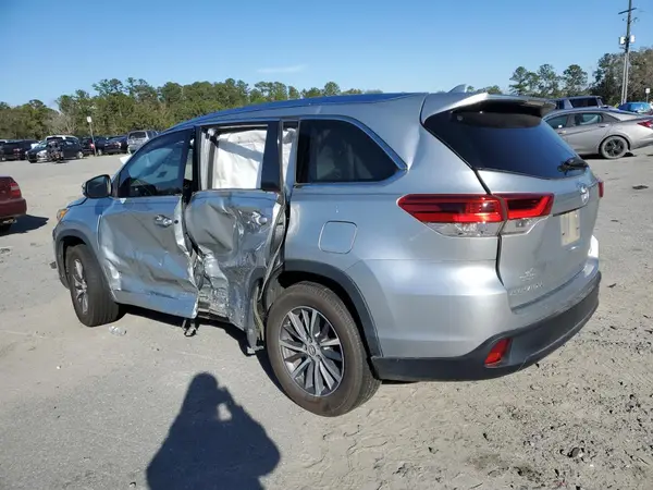 5TDKZRFH0JS540088 2018 TOYOTA HIGHLANDER - Image 2