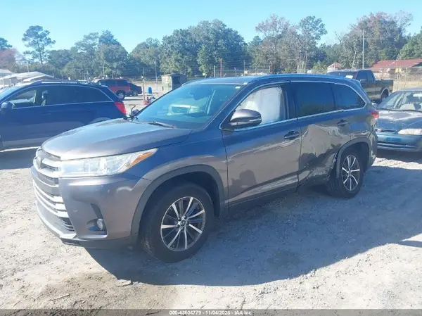 5TDKZRFH0JS542794 2018 TOYOTA HIGHLANDER - Image 2