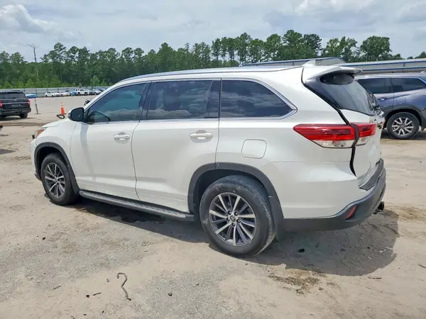 5TDKZRFH0JS545579 2018 TOYOTA HIGHLANDER - Image 2