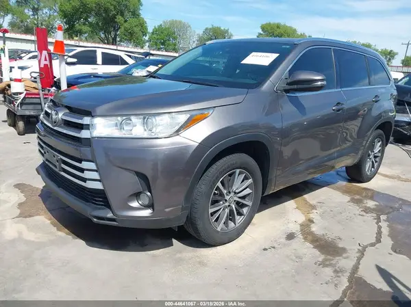 5TDKZRFH0JS546540 2018 TOYOTA HIGHLANDER - Image 2