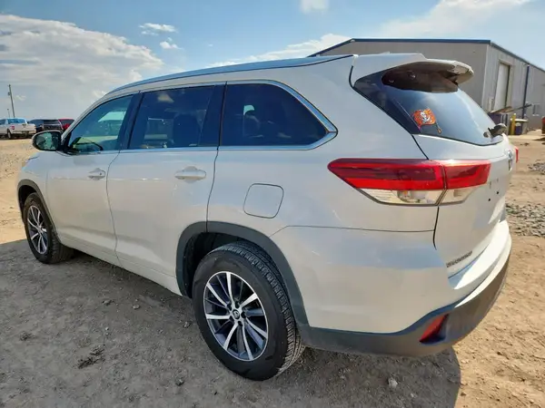 5TDKZRFH0JS546957 2018 TOYOTA HIGHLANDER - Image 2