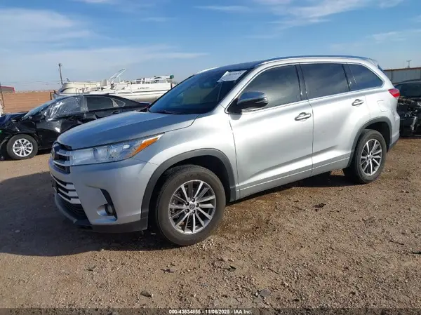 5TDKZRFH0JS548109 2018 TOYOTA HIGHLANDER - Image 2