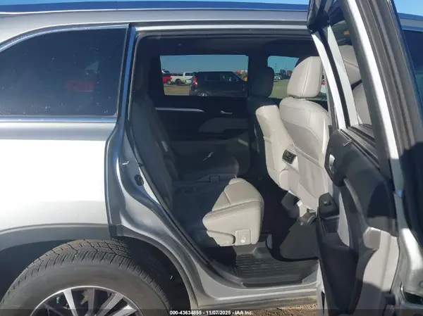 5TDKZRFH0JS548109 2018 TOYOTA HIGHLANDER - Image 8