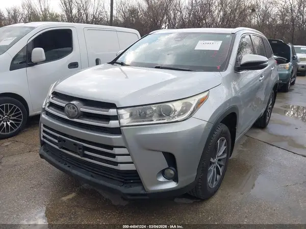 5TDKZRFH0JS548370 2018 TOYOTA HIGHLANDER - Image 2