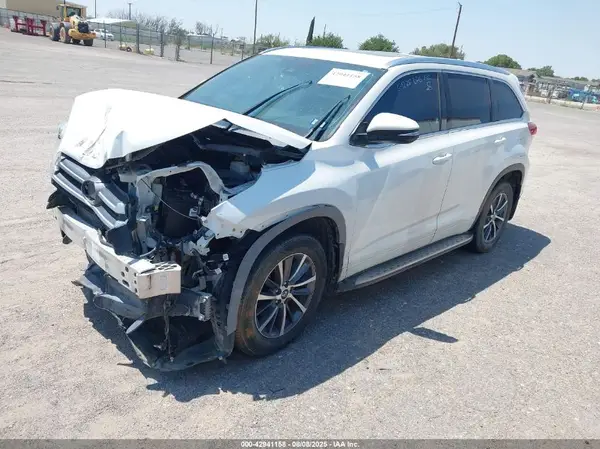 5TDKZRFH0JS548756 2018 TOYOTA HIGHLANDER - Image 2