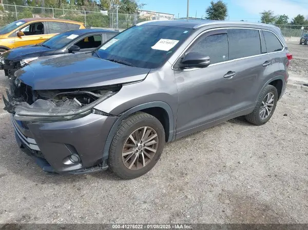 5TDKZRFH0JS549468 2018 TOYOTA HIGHLANDER - Image 2