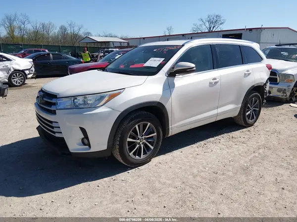 5TDKZRFH0JS550359 2018 TOYOTA HIGHLANDER - Image 2