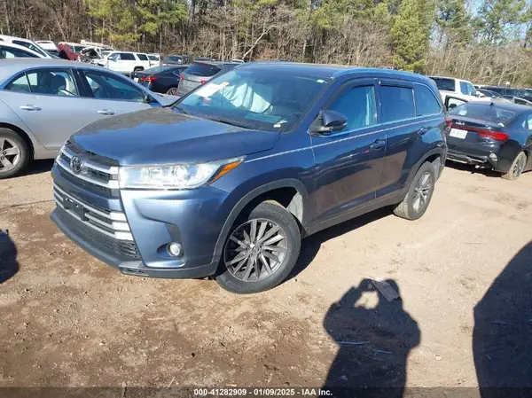 5TDKZRFH0KS301318 2019 TOYOTA HIGHLANDER - Image 2