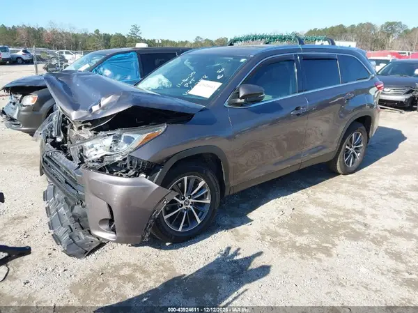 5TDKZRFH0KS306258 2019 TOYOTA HIGHLANDER - Image 2