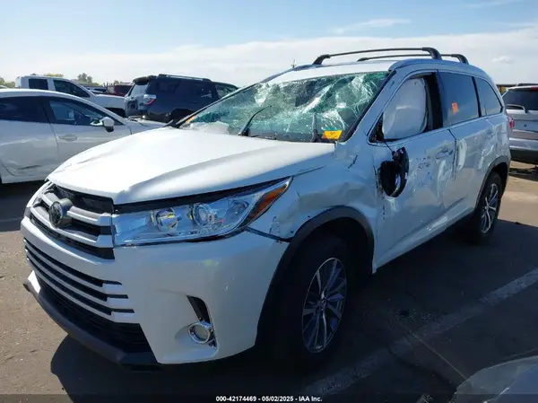 5TDKZRFH0KS314263 2019 TOYOTA HIGHLANDER - Image 2