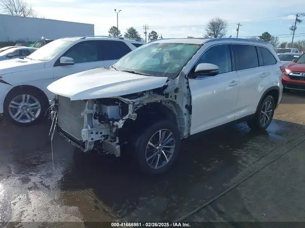 5TDKZRFH0KS315218 2019 TOYOTA HIGHLANDER - Image 2